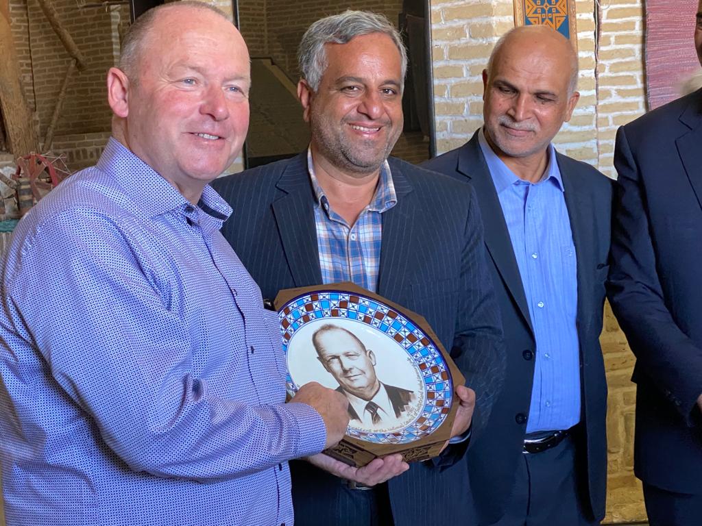 Nach dem Besuch eines Teppichmuseums unweit der Stadt Yazd erhält Andreas Aebi einen bemalten Teller. (Bild: Screenshot Parlamentsdienste, Schweizerische Eidgenossenschaft)