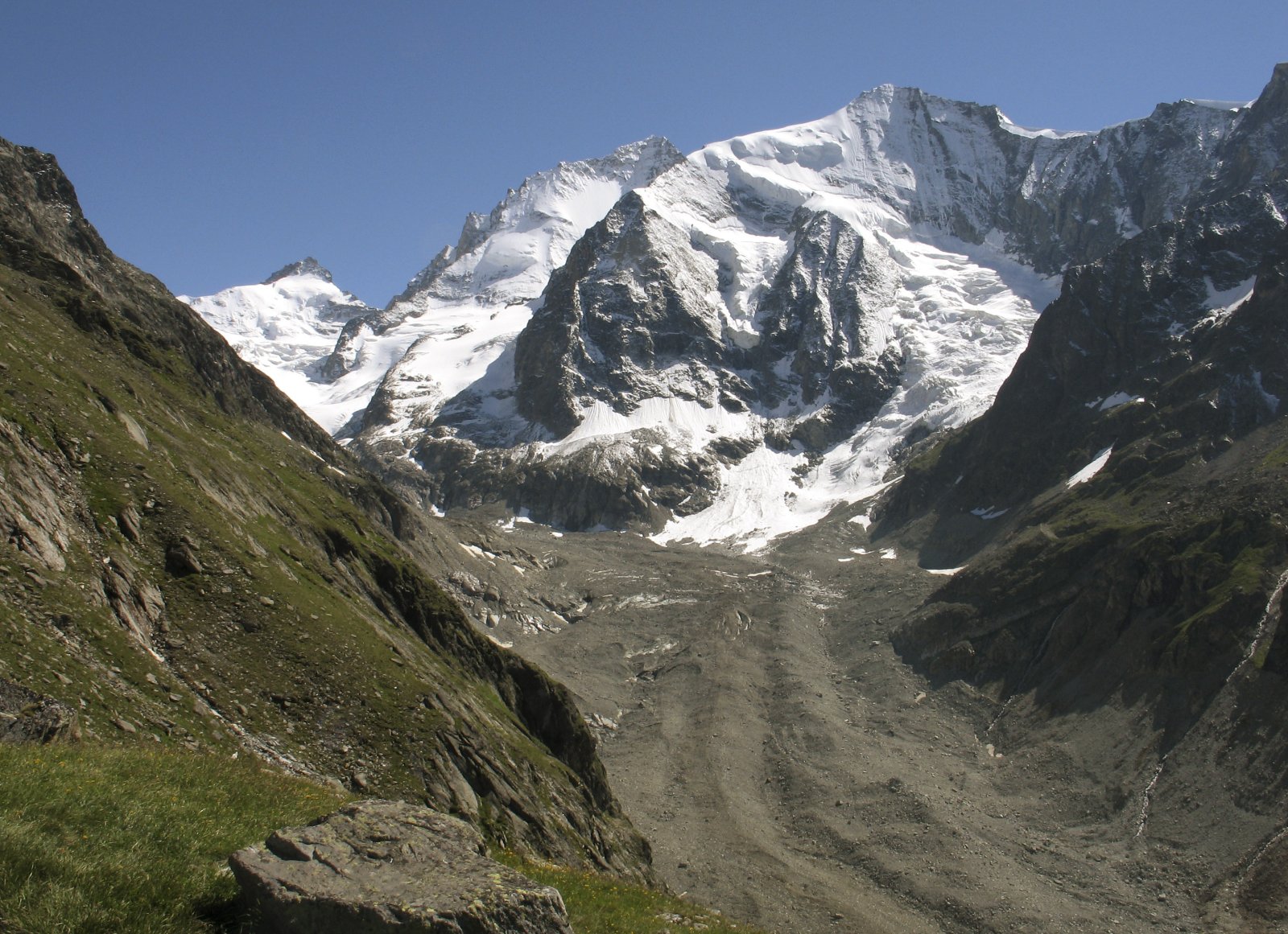 Weltweit sind viele Gletscher - wie hier der Zinalgletscher im Wallis - von Schutt und Geröll bedeckt. Bild: Keystone