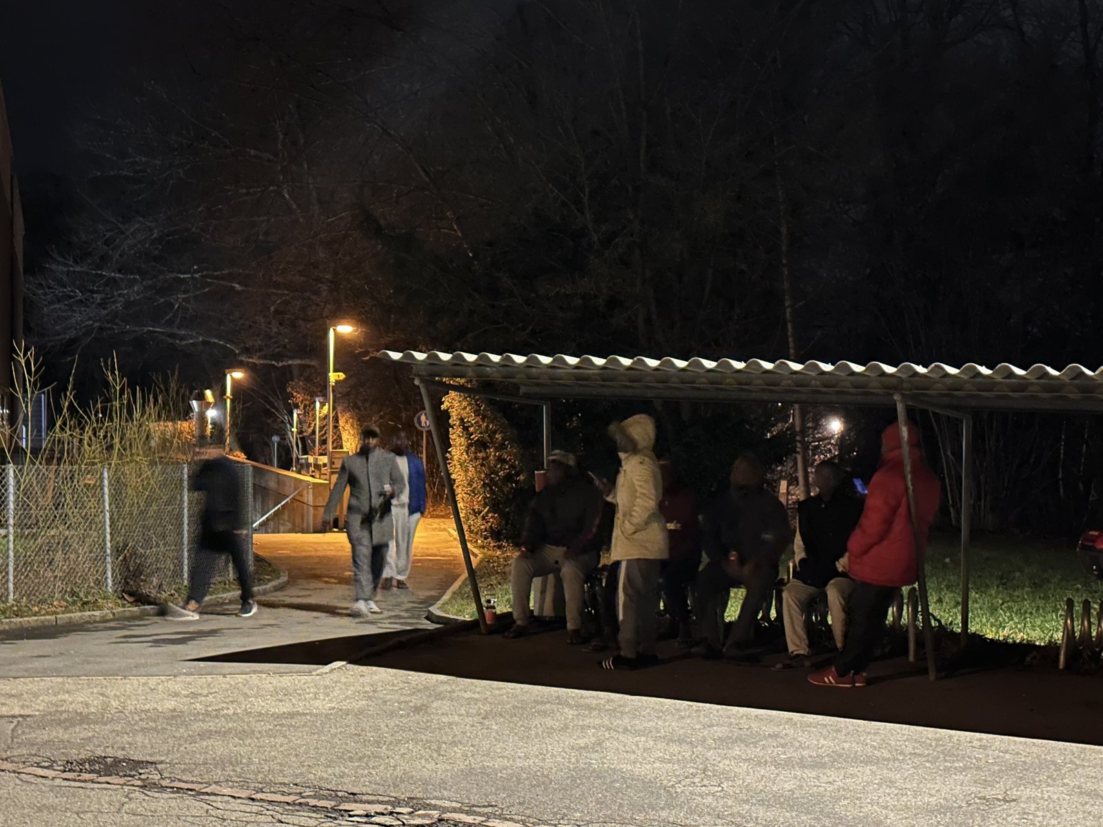 Mädchen, da musst du durch:  Fussweg zu den Garderoben beim Schulhaus Looren in Wittikon. Bild: zVg