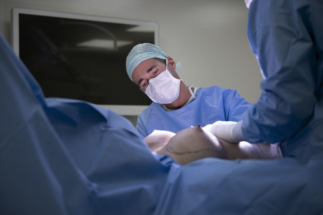 «Die Menschenwürde steht auf dem Spiel»: Operationelle Geschlechtsumwandlung an einem Schweizer Spital. Bild: Keystone