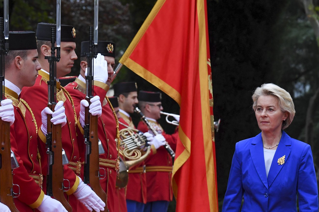 Kontrollierte heute die Ehrengarde Montenegros: EU-Kommissionspräsidentin Ursula von der Leyen. Bild: Keystone