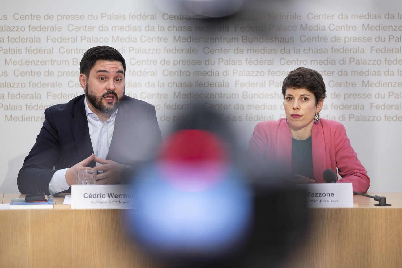 SP-Co-Parteichef Cédric Wermuth und Grünen-Parteichefin Lisa Mazzone wollen mit der Klimafonds-Initiative ein halbes bis ein ganzes Prozent des Bruttoinlandsprodukts für den Klimaschutz ausgeben – an der Schuldenbremse vorbei. Bild: Keystone