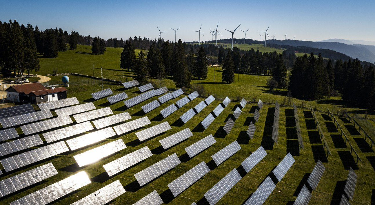 An sonnigen, windigen Tagen wird der Überfluss an Ökostrom zum Problem: Wind- und Solaranlagen auf dem Mont Soleil (BE). Bild: Keystone