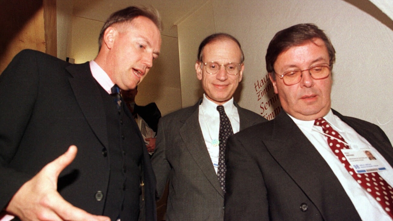 Thomas Borer (links), Leiter der Holocaust Task Force, Stuart E. Eizenstat (Mitte), und Alfredo Defago, Schweizer Botschafter in Washington, auf dem Weg zum WEF in Davos am Freitag, 30. Januar 1998. Bild: Keystone