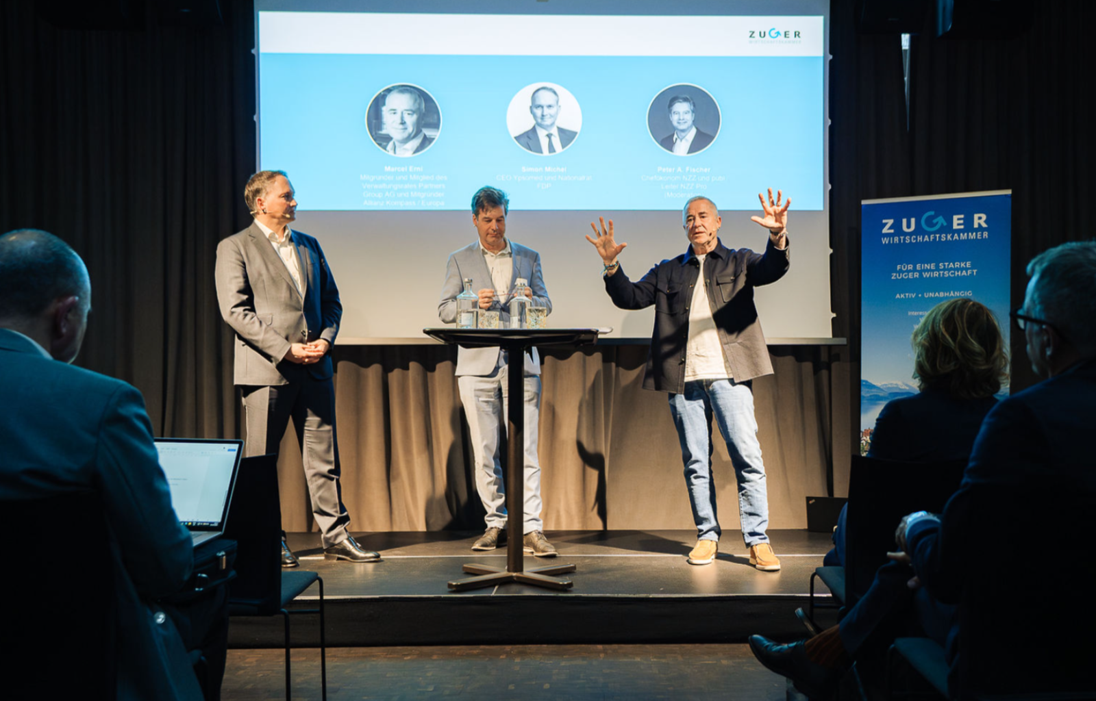 Nationalrat Simon Michel (links) diskutiert mit Marcel Erni (Kompass/Europa, rechts) über die Rahmenverträge (Moderation: Peter Fischer, NZZ). Bild: Zuger Wirtschaftskammer