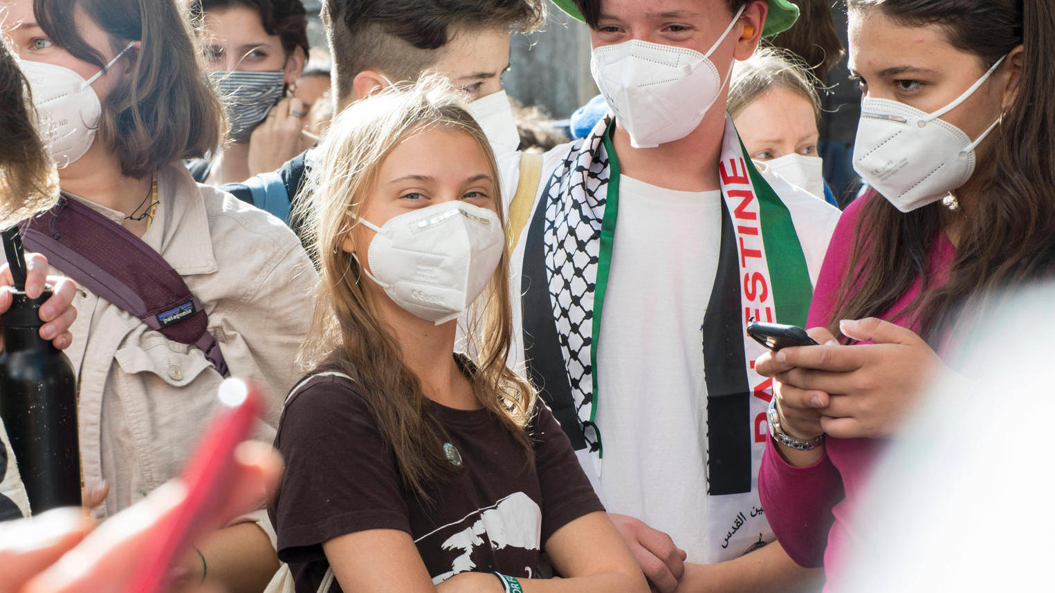 Hier zeigt sich Greta vertraut mit einem Klimaaktivisten, der mit einem antisemitischen Schal bekleidet ist. Foto: Twitter@newsblunt