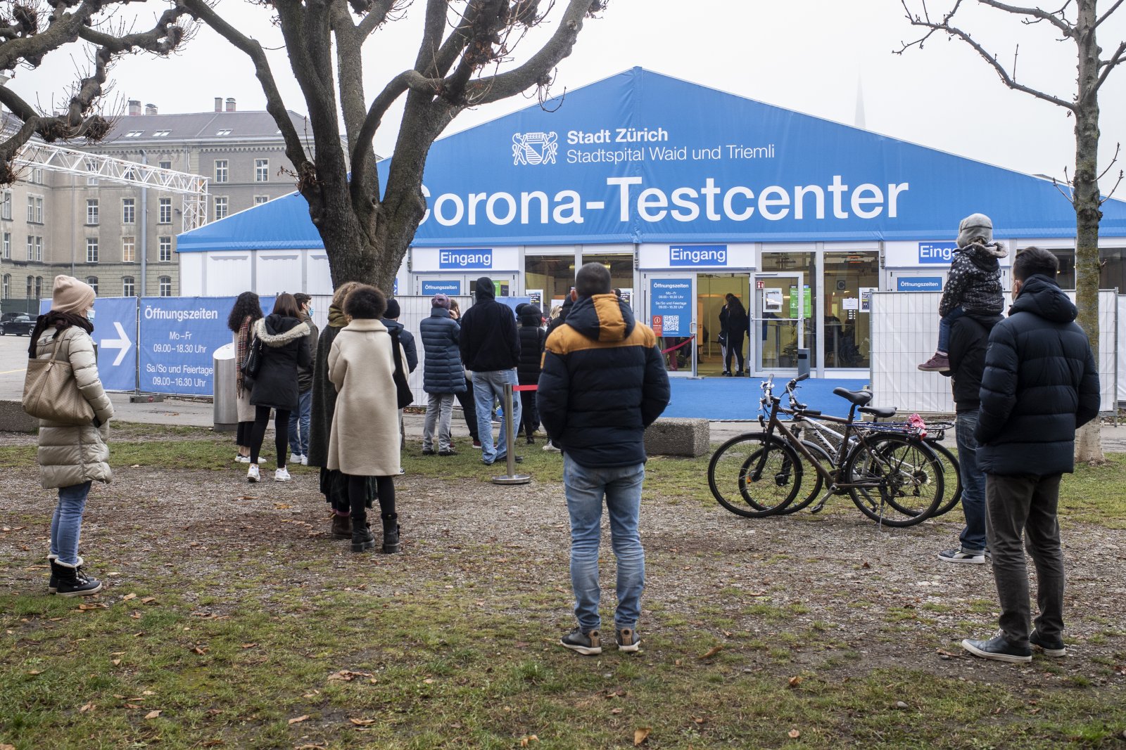Als das Testen gewissermassen noch als Bürgerpflicht galt und die Kosten keine Rolle spielten: Testzentrum auf dem Zürcher Kasernenareal im Dezember 2020. Bild: Keystone
