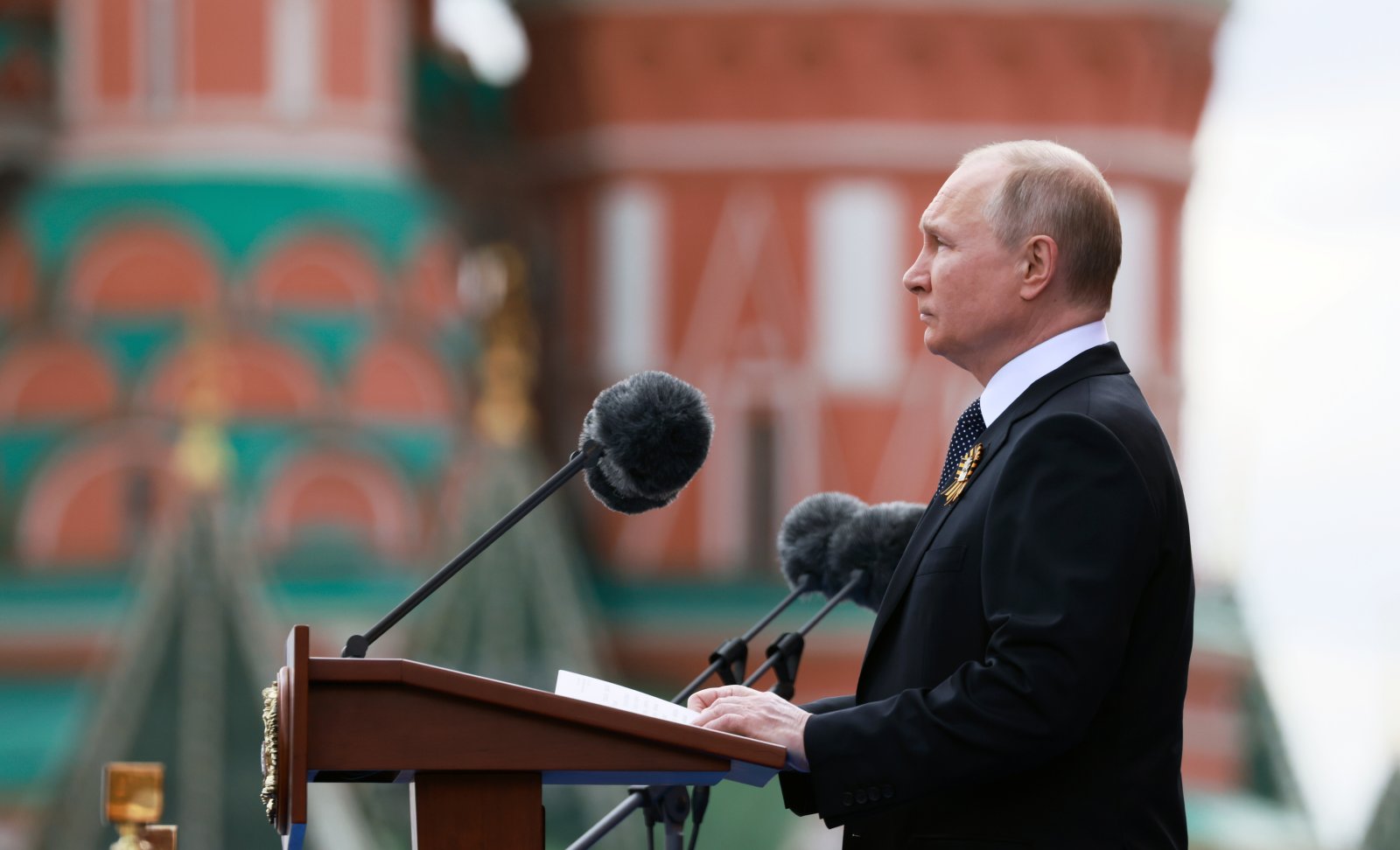 An der Militärparade in Moskau. Präsident Putin. Bild: Keystone