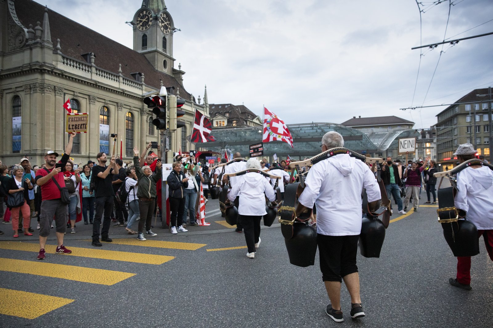 Ein ähnlicher Artikel zu Klimaaktivsten wäre wohl undenkbar: Freiheitstrychler an einer massnahmenkritischen Demonstration in Bern, 2021. Bild: Keystone