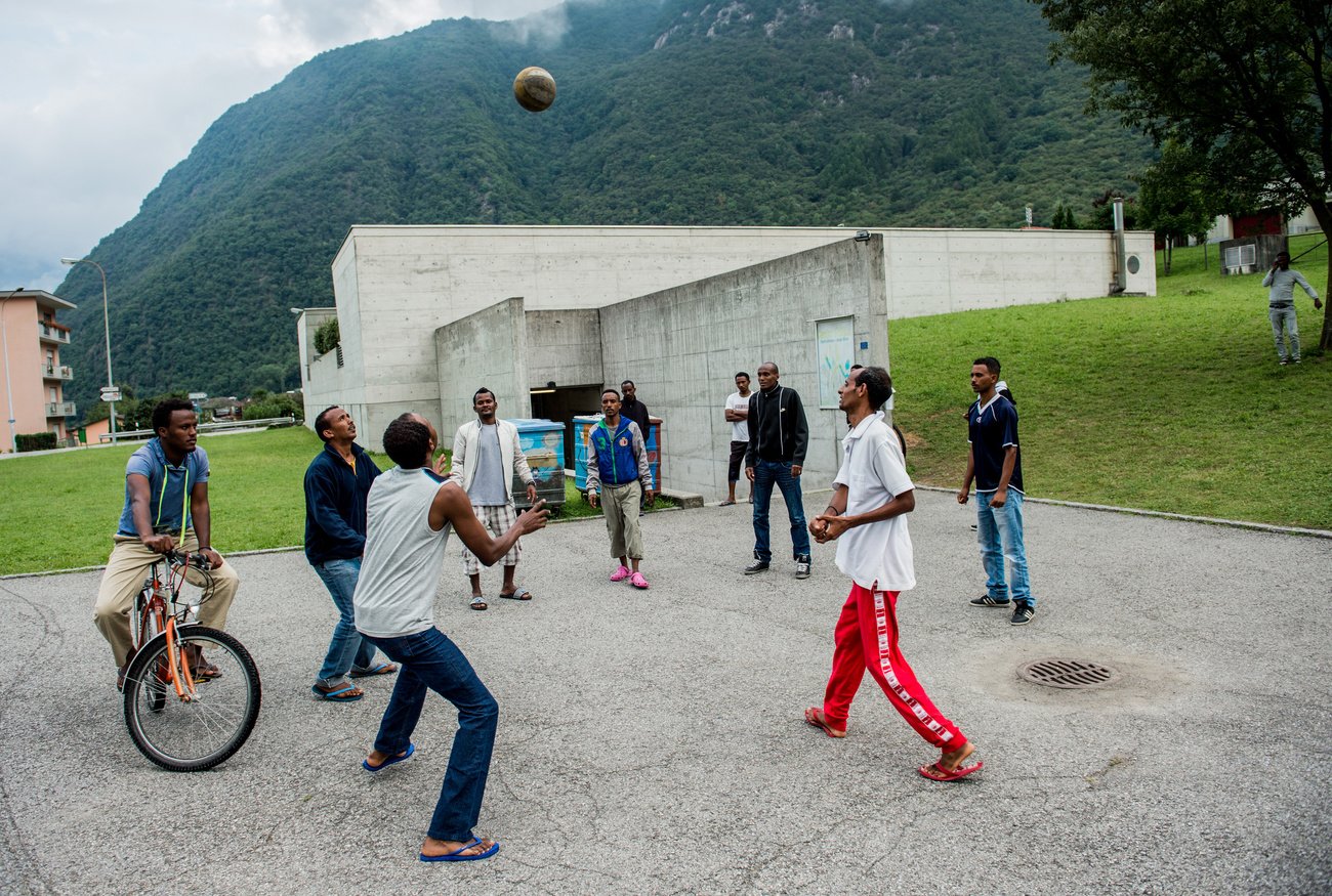 Verschiedene Gruppen von Eritreern in der Schweiz: Asylbewerber bei der Flüchtlingsunterkunft Lumino, TI. Bild: Keystone