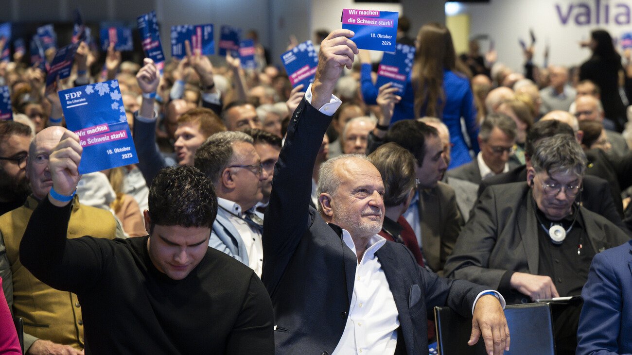 Abstimmung an der FDP-Delegiertenversammlung in Bern Bild: Keystone