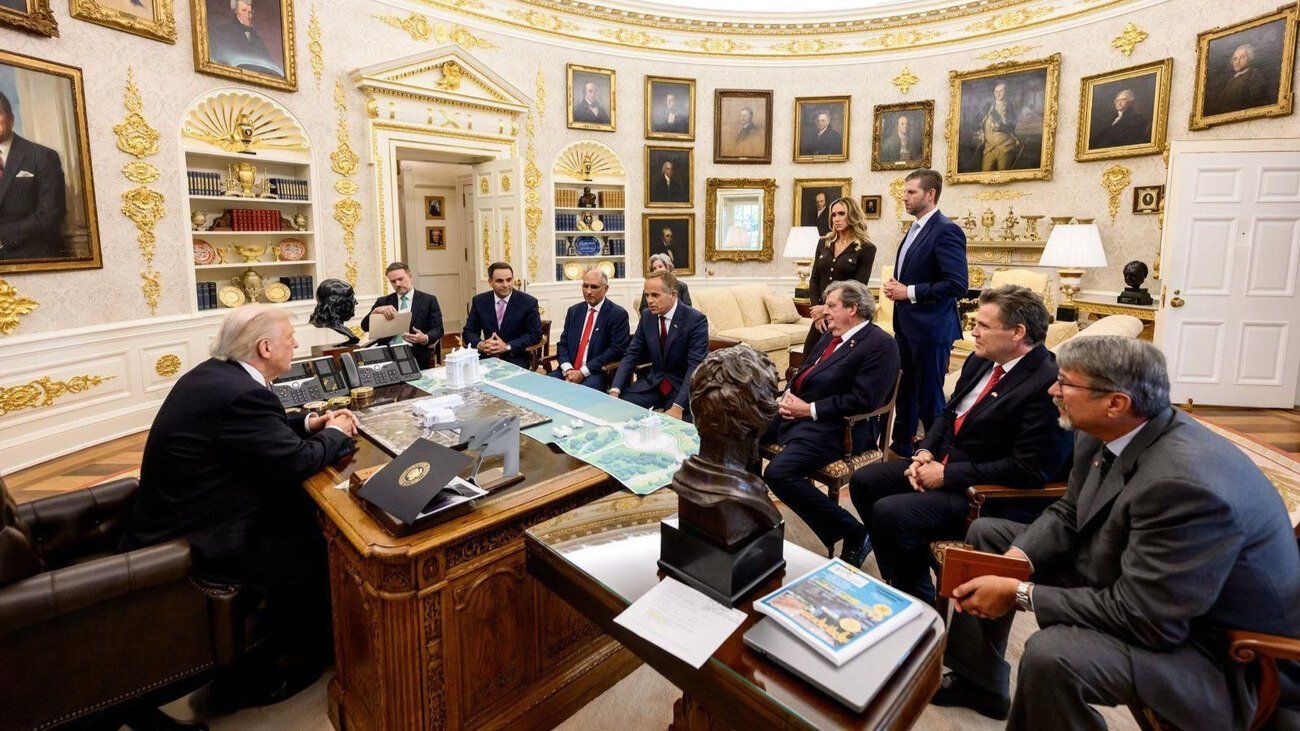 Die Schweizer Unternehmer brachten Donald Trump einen Goldbarren und eine Tischuhr mit. Bild: Keystone