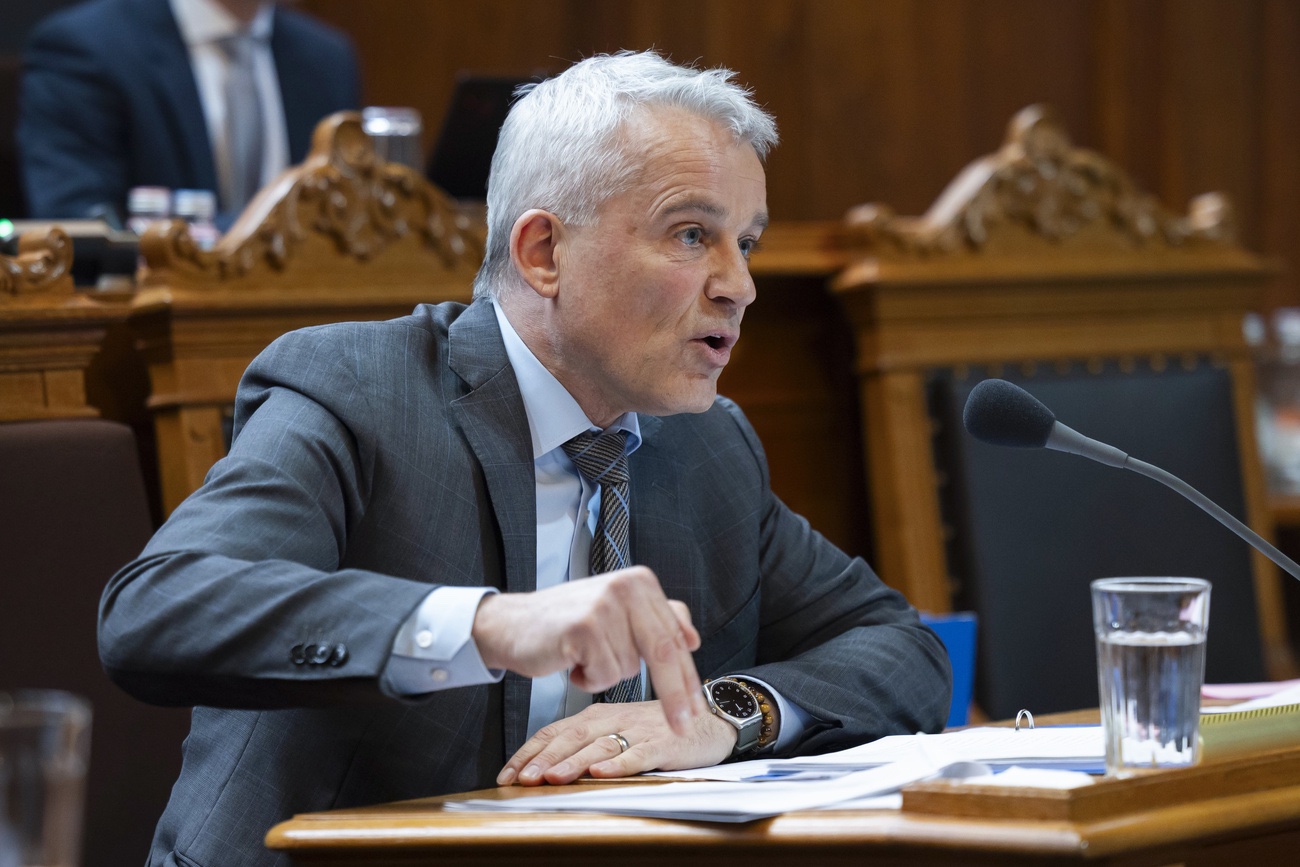 Beat Jans reagiert genervt auf die Kritik, dass im Asylbereich zu wenig Fortschritte erzielt würden. Bild: Keystone