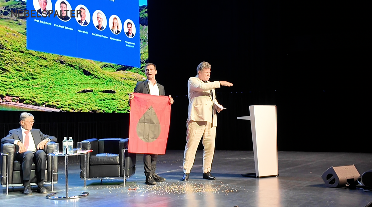 Fredy Gantner, Urheber der Kompass-Initiative, und ein Klima-Aktivist in The Hall in Dübendorf. Bild: Nebelspalter