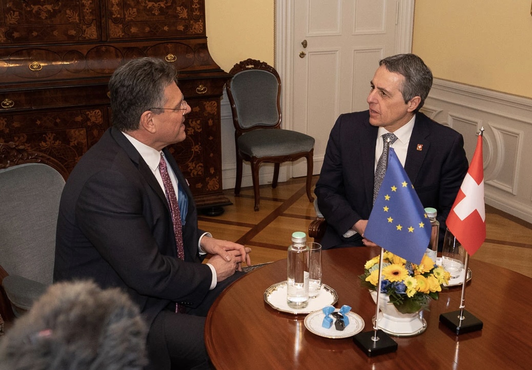 Bundesrat Ignazio Cassis im Gespräch mit Maroš Šefčovič, dem für die Schweiz zuständigen EU-Kommissar.