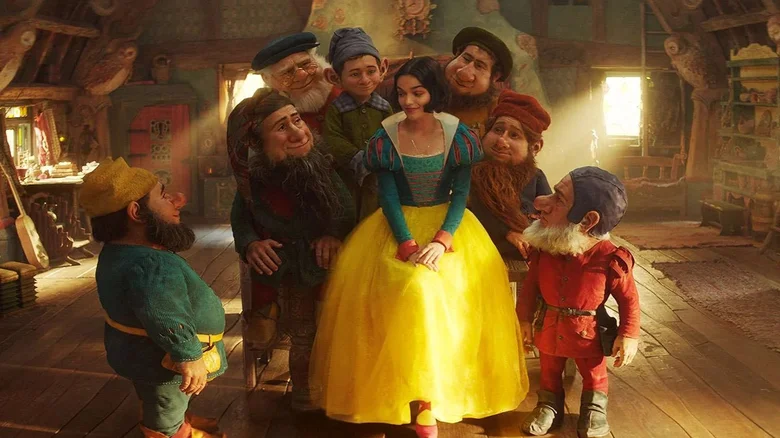 Anstelle von kleinwüchsigen Schauspielern setzt Disney auf CGI-Figuren. In der Hauptrolle: Rachel Zegler. Bild: Disney