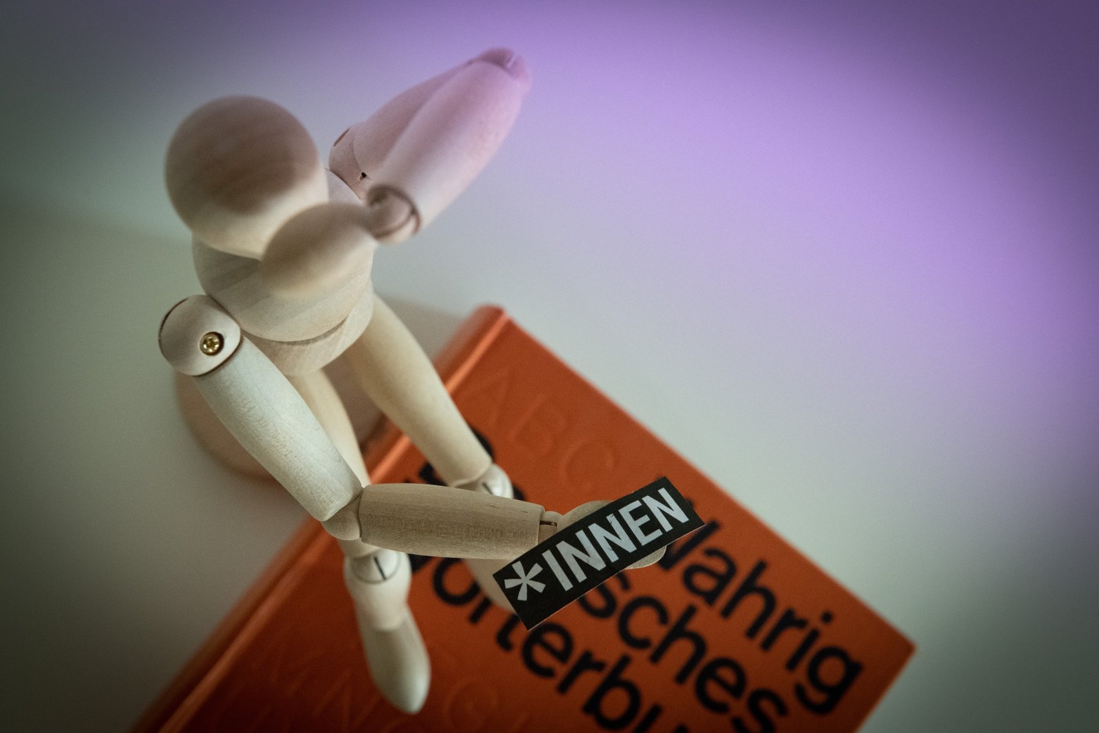 Hochschulen zwingen ihre Studenten zunehmend, die Gendersprache zu verwenden; Geschlechtsneutralität ist ihnen wichtiger als die Dudenregeln. Bild: Daniel Wahl