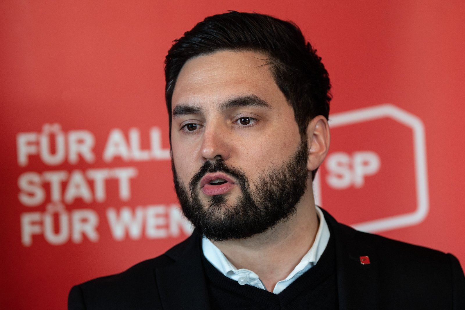 Vergleicht den SVP-Bildungsdirektor Alex Hürzeler mit Orban, Trump und Putin: SP-Co-Präsident Cédric Wermuth verteidigt die Schulen als Territorium der Linken. (Bild: Keystone SDA)