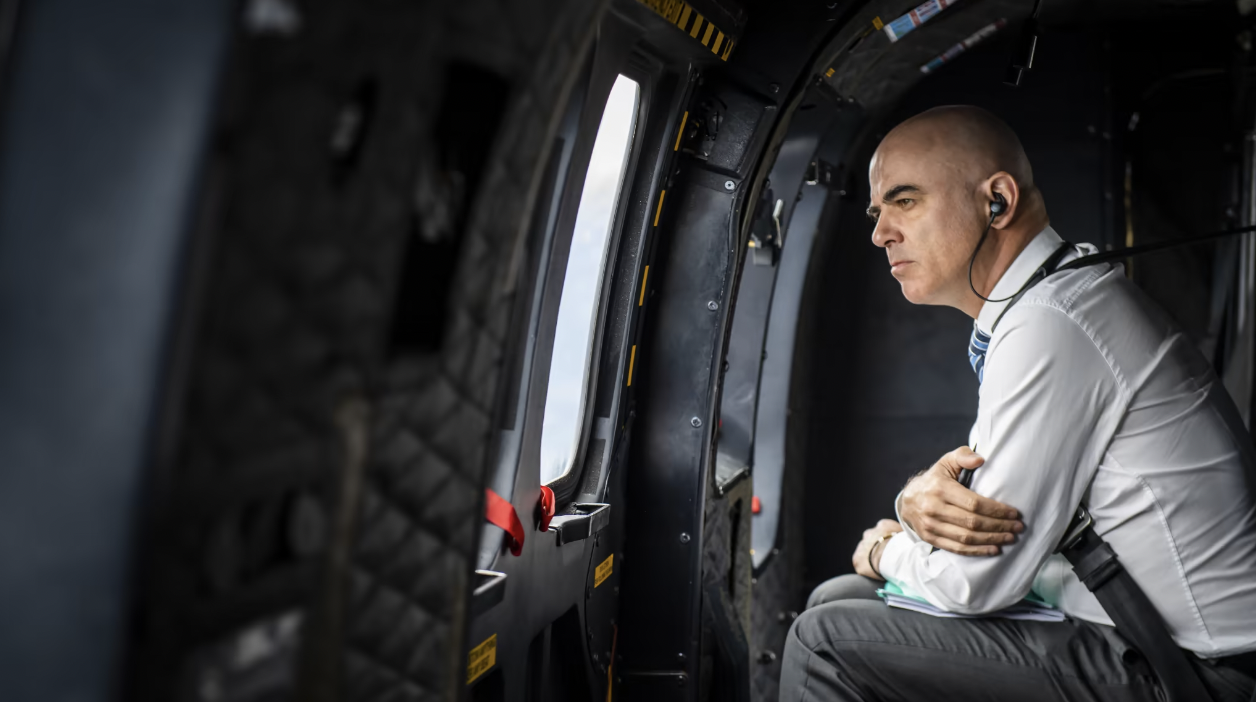 Wo sind die Unterlagen? Hobby-Pilot Berset. Bild: Keystone-SDA