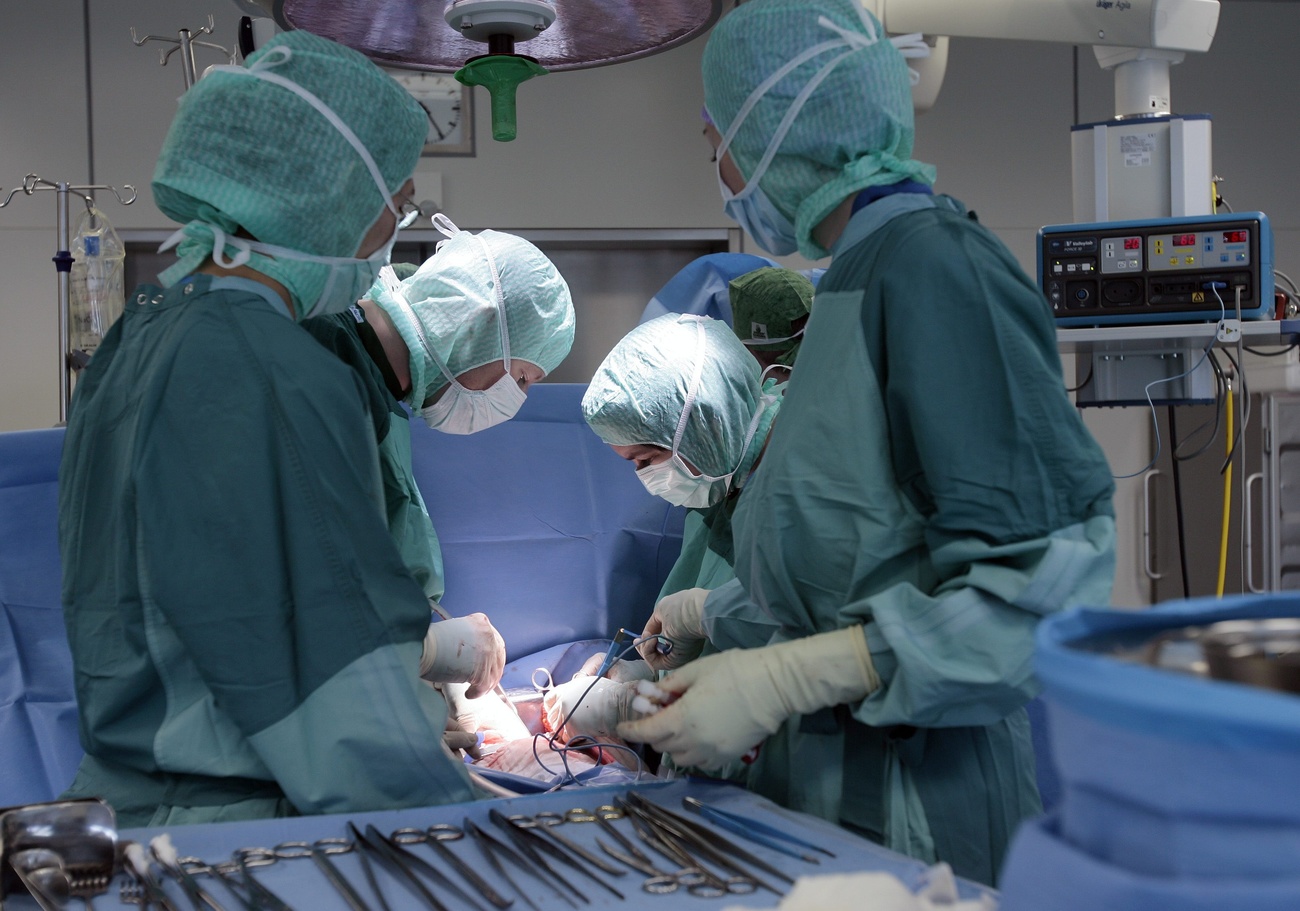 Nicht immer ist eine Operation die Behandlung, die dem Patienten den grössten Mehrwert gibt (Bild: Keystone)