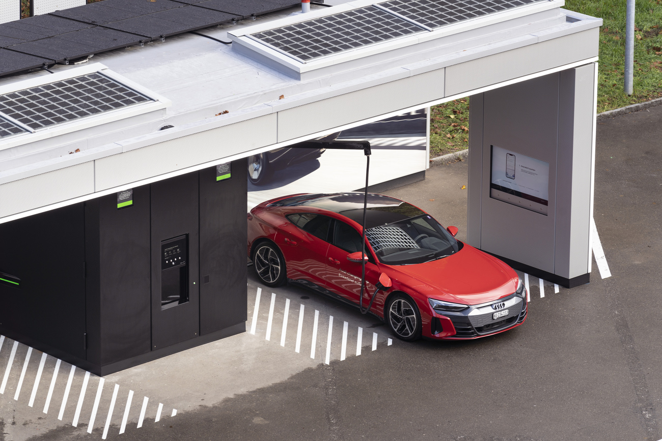 Elektroautos, wie der Audi E-Tron GT, trugen 2022 zu einer Senkung des CO2-Ausstosses bei. Aber auch die Benziner wurden verbrauchsärmer. (Bild: Keystone)