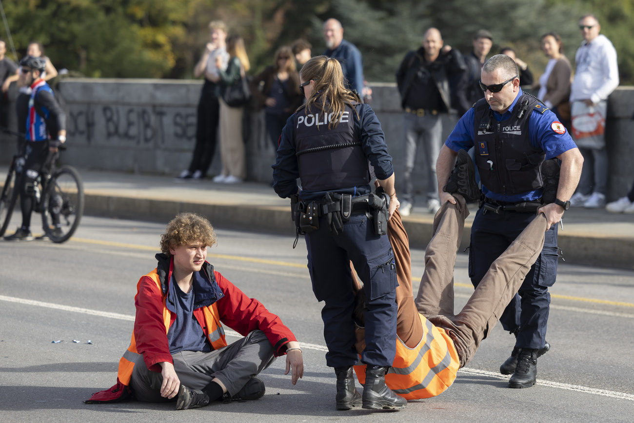 Max Voegtli bei einer Strassenblockade auf der Berner Lorrainebrücke im Oktober 2022 (Bild: Keystone)