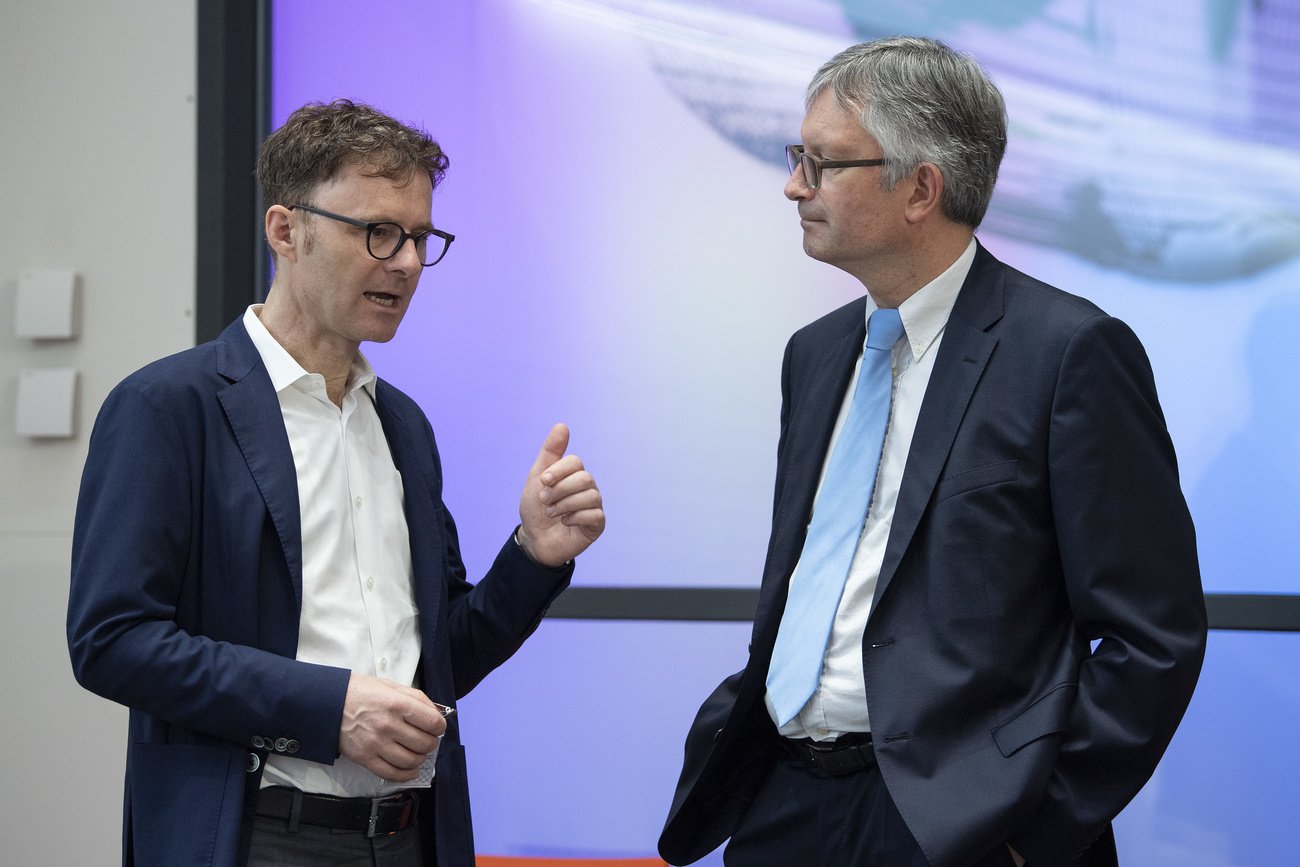 Verhandlungsspitzen im Gespräch: SGB-Chefökonom Daniel Lampart (links) und Roland Müller, Direktor des Schweizerischen Arbeitgeberverbandes. Archivbild: Keystone