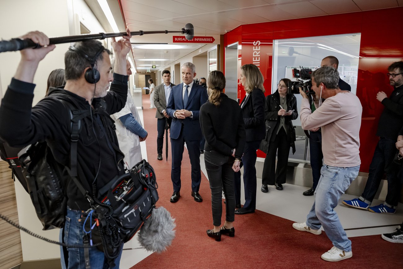 Bundesrat Beat Jans im Abstimmungskampf in einem Spital in Lausanne. Bild: Keystone