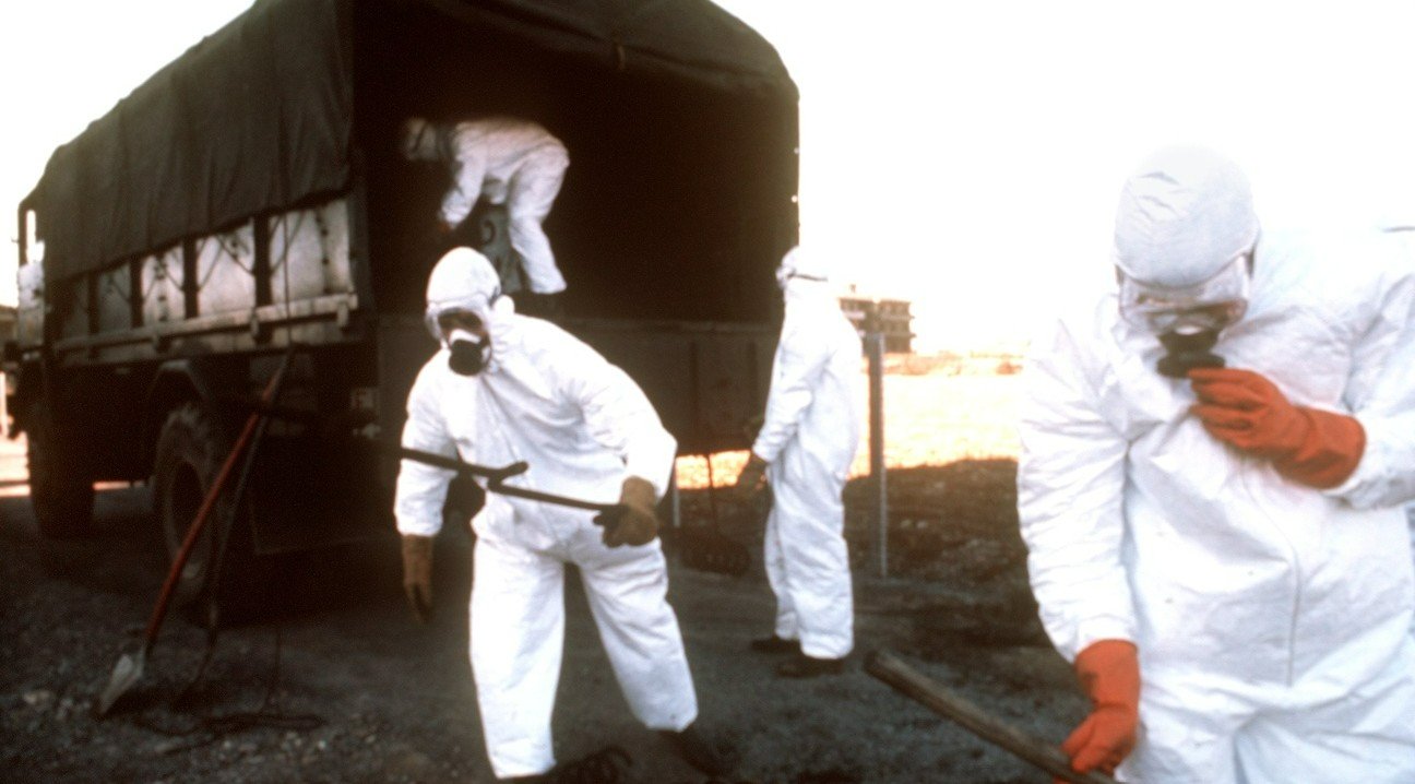 Liederlicher Umgang mit hochtoxischen Substanzen: Sicherheitsleute nehmen Bodenproben in der Umgebung von Seveso, 1976. Bild: Keystone