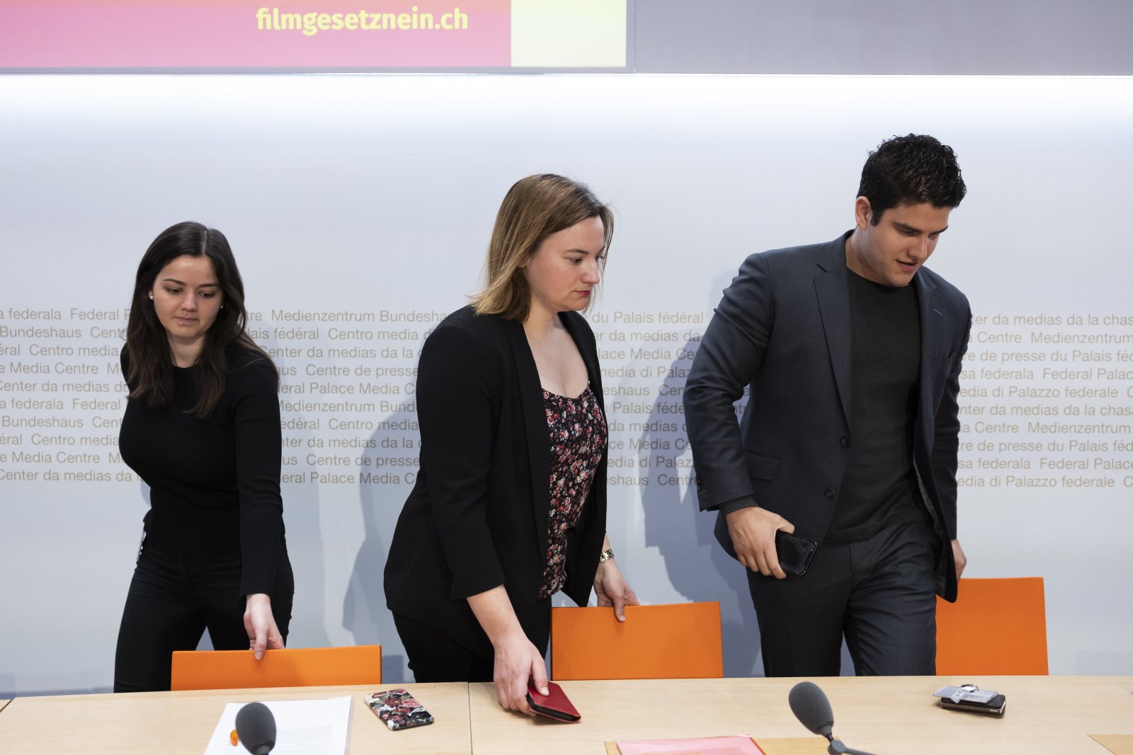 Tina Deplazes, Vorstandsmitglied der Jungen Mitte Zürich, Virginie Cavalli, Co-Praesidentin Junge GLP, und Matthias Mueller, Praesident Referendumskomitee und Jungfreisinnige, von links, nehmen Platz für die Lancierung der Kampagne gegen das Filmgesetz. (Bild: Keystone)