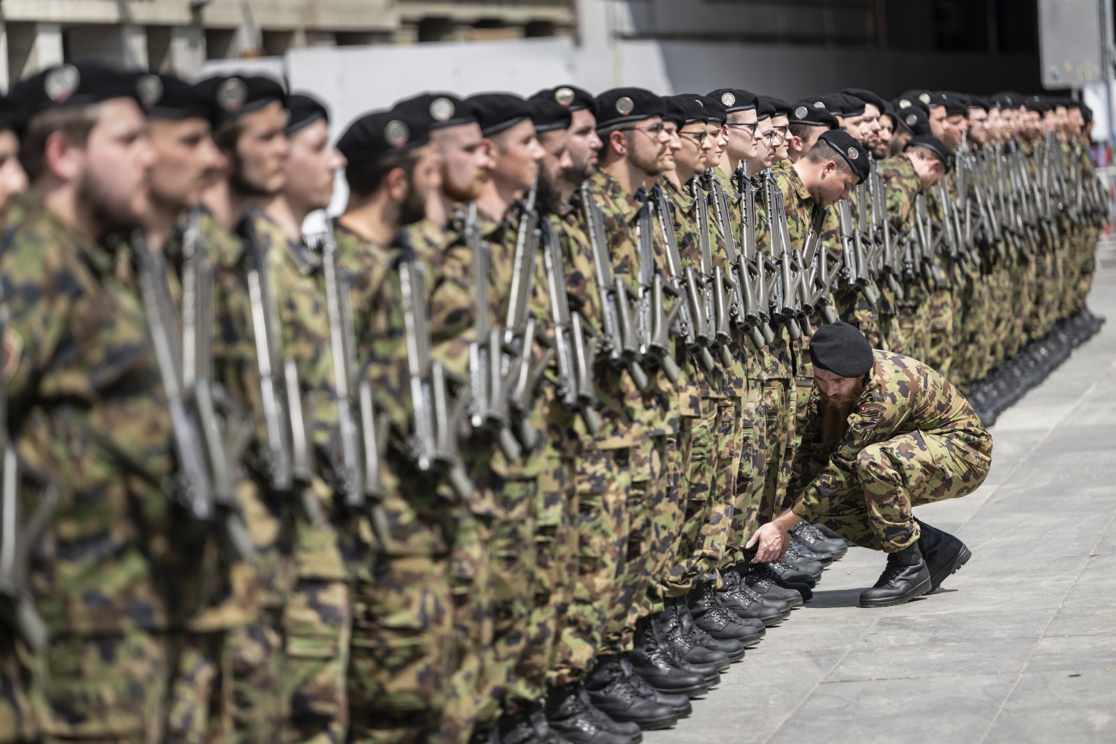 Die Ehrengarde der Schweizer Armee steht stramm für Zuzana Caputova, Präsidentin der Slowakei (Mai 2022): Bild: Keystone