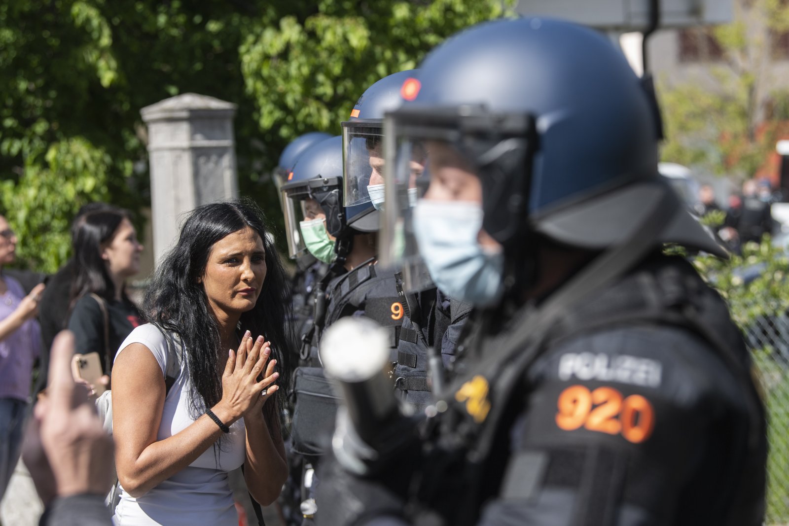 «Empfehlung ohne rechtsbindenden Charakter»: Die Maskentragpflicht steht auf wackligen Füssen. (Bild: Keystone-SDA)