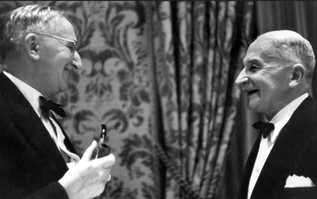 Zuerst in Wien, dann in New York tätig: die Wirtschaftswissenschaftler Ludwig von Mises (rechts) und Friedrich A. Hayek. Bild: CC