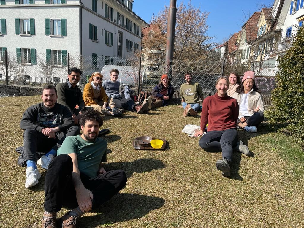 Assistenzprofessor Madhav Thakur (2.v.l.) aus Nepal mit Lebensperspektive in der Schweiz. (Bild: Universität Bern)
