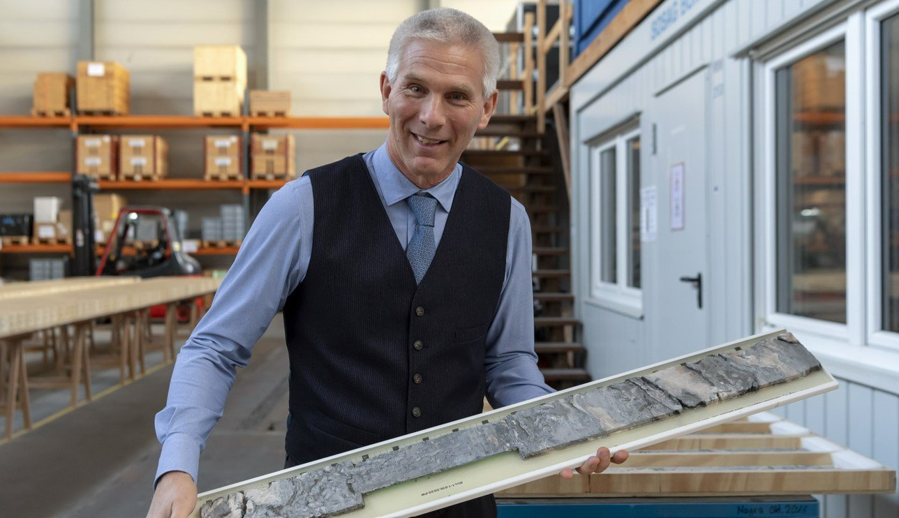 «Wissenschaftliche Erkenntnisse bestätigen, dass Nördlich Lägern der sicherste Standort ist»: Nagra-Chef Matthias Braun mit Bohrkernen. Bild: Keystone