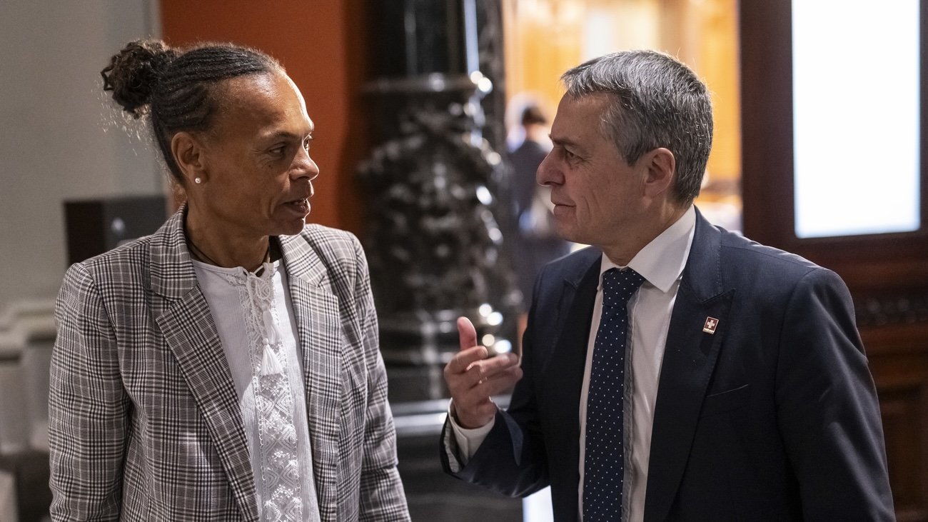 Bundesrat Ignazio Cassis, rechts, diskutiert mit der Direktorin der Direktion für Entwicklung und Zusammenarbeit DEZA, Patricia Danzi. Bild: Keystone