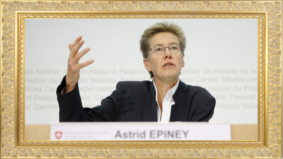 Wenn Europarechtler sich zu Verfassungsfragen äussern... Astrid Epiney. Bild: Keystone/eigene Montage