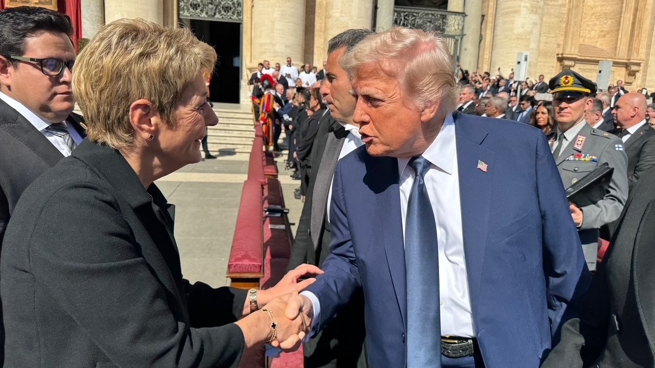 Trump, der Schweiz-Schreck, im Gespräch mit Karin Keller-Sutter, Bundespräsidentin. Bild: X / Karin Keller-Sutter