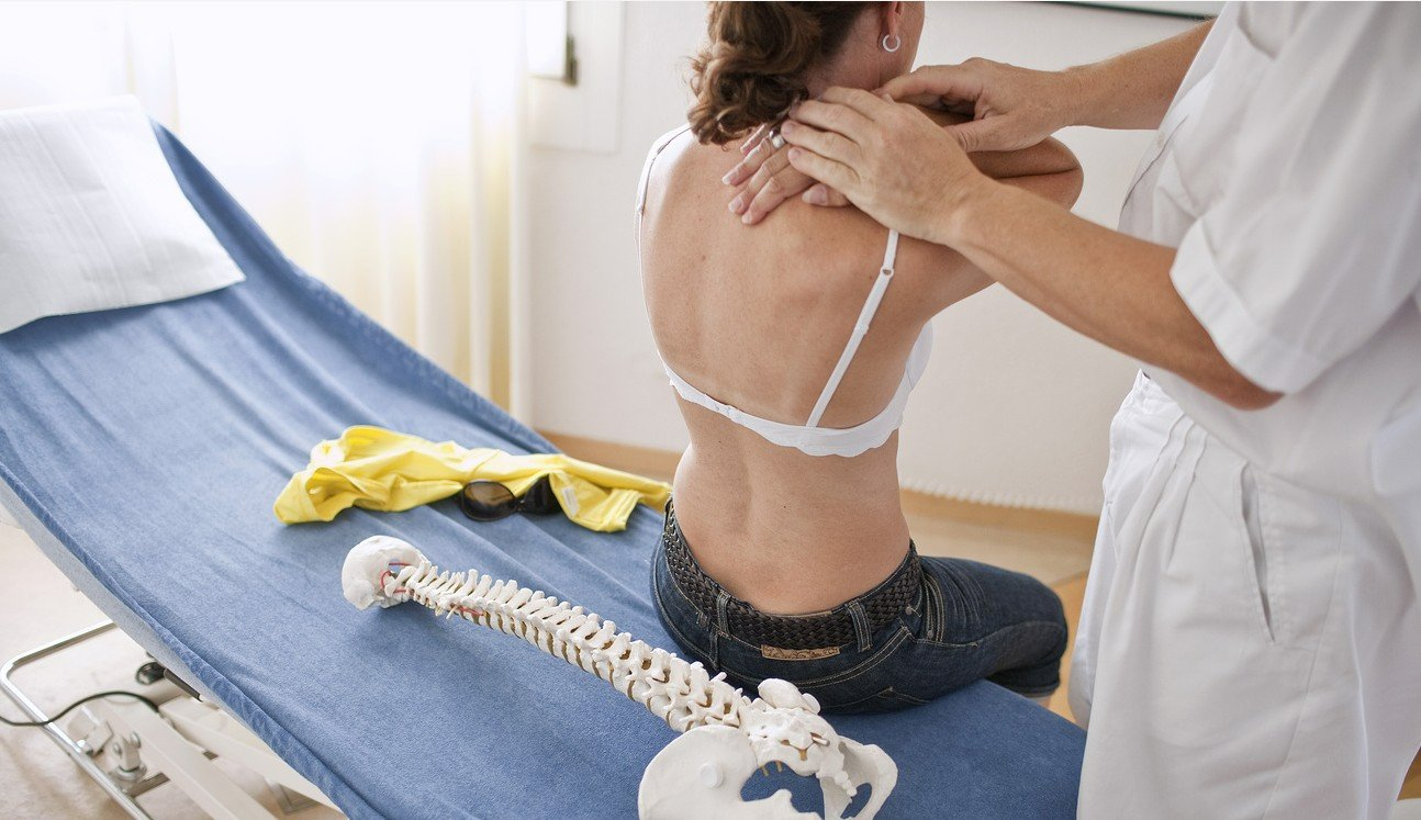 Nur noch halb so viele Fälle: Behandlung der Beschwerden nach einem Schleudertrauma. Bild: Keystone