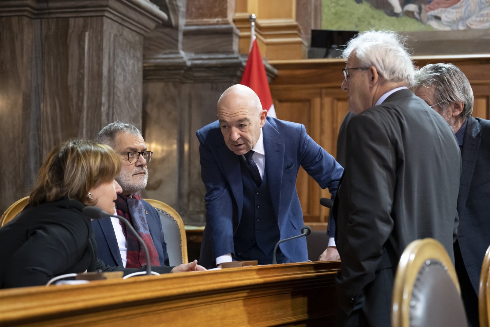 Daniel Jositsch (SP) spricht mit seinen Parteikollegen kurz vor Beginn der Wintersession im Ständerat. (Bild: Keystone/Anthony Anex)