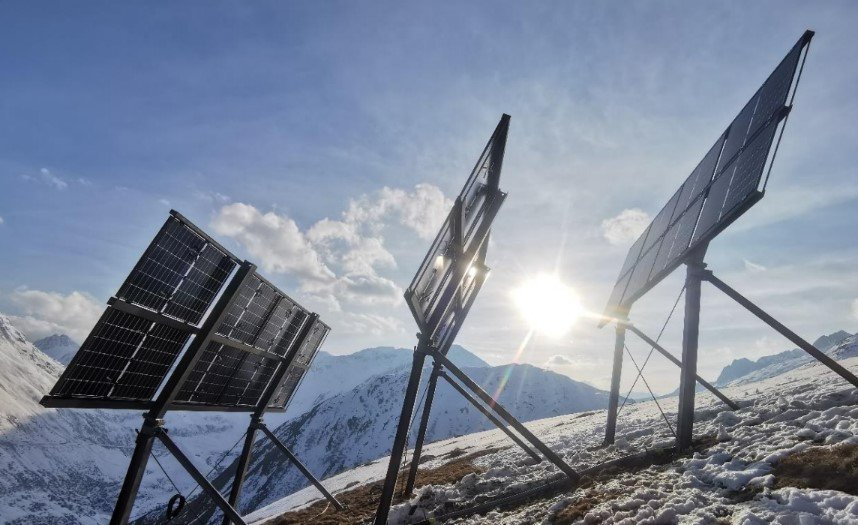 Noch steht erst die Testanlage: Projekt «Sedrunsolar». Bild: Energia Alpina