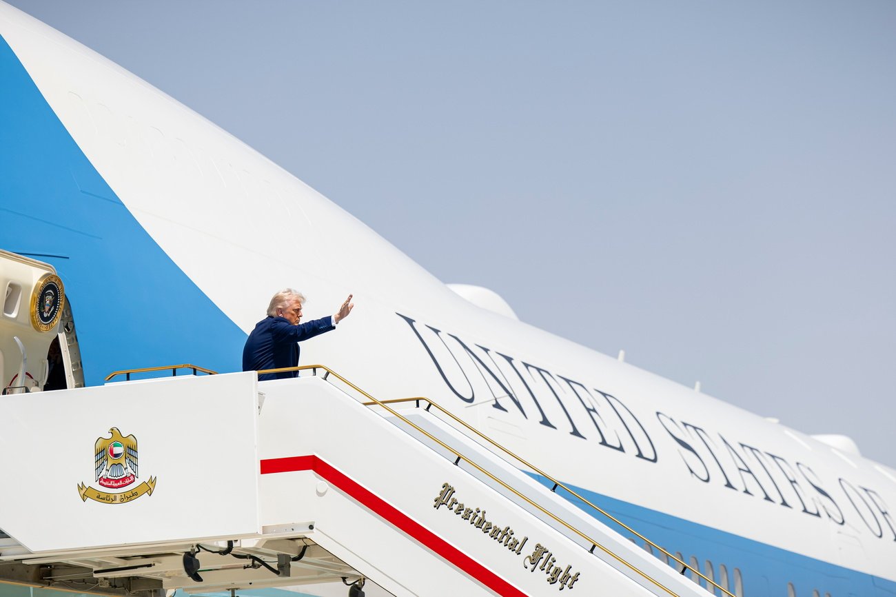 US-Präsident Donald Trump besteigt die Air Force One in Abu Dhabi in den Vereinigten Arabischen Emiraten. Nun hat er jedoch ein neues Präsidentenflugzeug erhalten – als Geschenk von Katar. Bild: Keystone