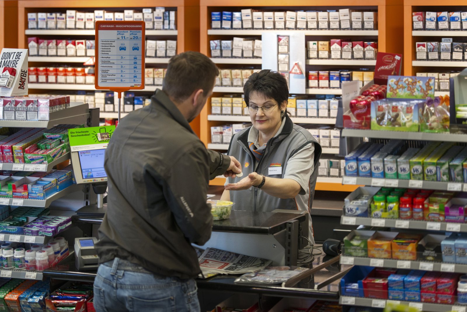 Zigarettenwerbung an Kiosken soll verboten werden. Im Bild: Ein Migrolino in Stans. Bild: Keystone-SDA
