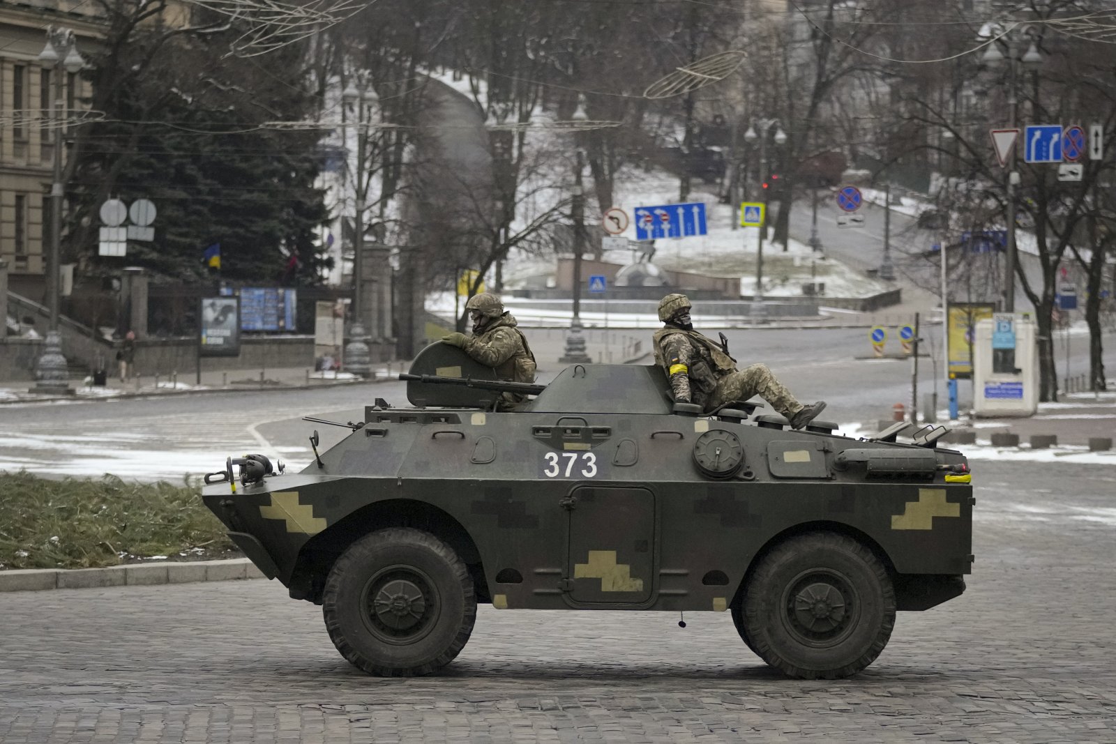 Ukrainische Soldaten auf einem Panzerfahrzeug in der ukrainischen Hauptstadt Kyiv (Bild: Keystone).
