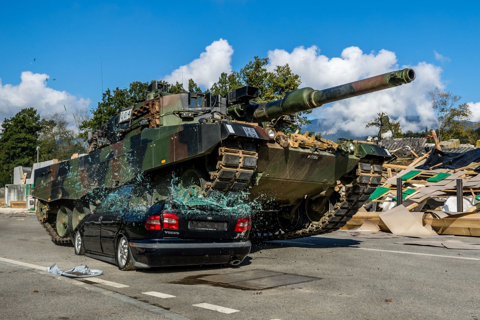 Ein Schweizer Kampfpanzer zerstört bei einer Übung ein Fahrzeug. Bild: VBS