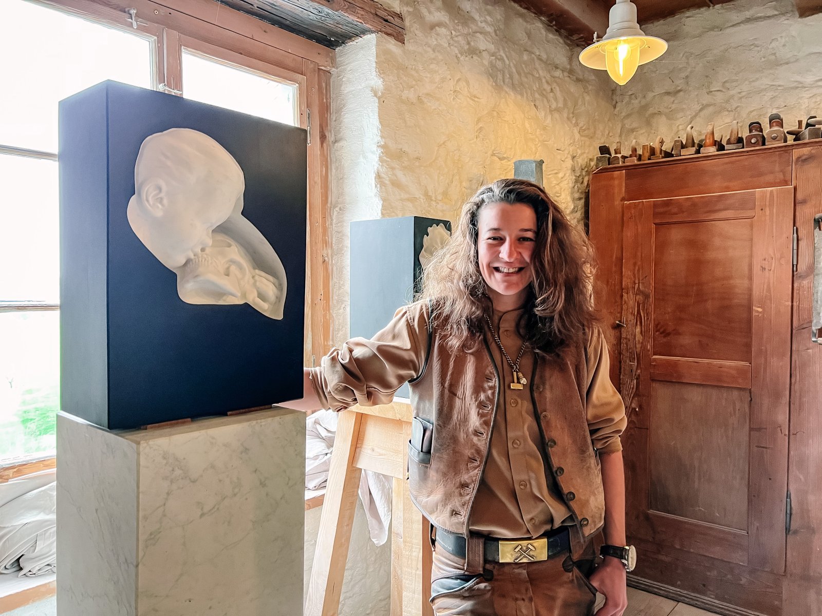 Die Steinbildhauerin Melanie Sterba neben einer ihrer Marmor-Skulpturen. (Bild: MRC)