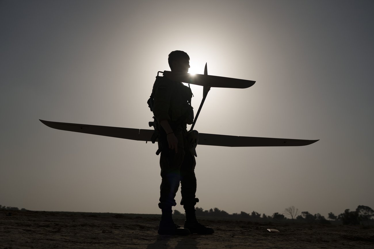 Ein israelischer Soldat bereitet eine Drohne für den Start in der Nähe der Grenze zwischen Israel und Gaza im Süden Israels vor, Dienstag, 9. Januar 2024. Bild: Keystone