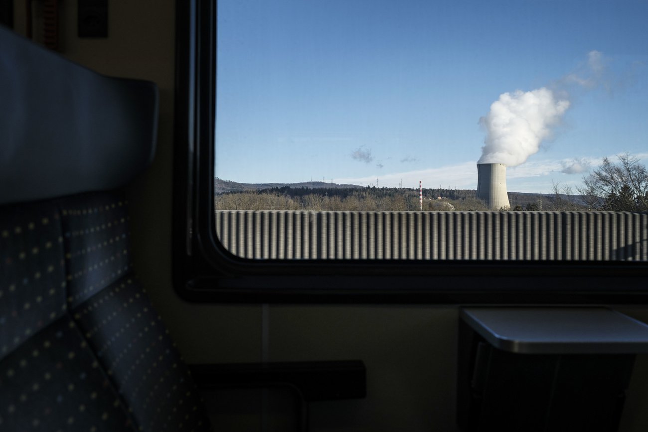 Sehen ETH-Forschende nicht, dass sich die Welt bezüglich der Nutzung der Kernkraft verändert hat? Kernkraftwerk Gösgen vom Zug aus. Bild: Keystone