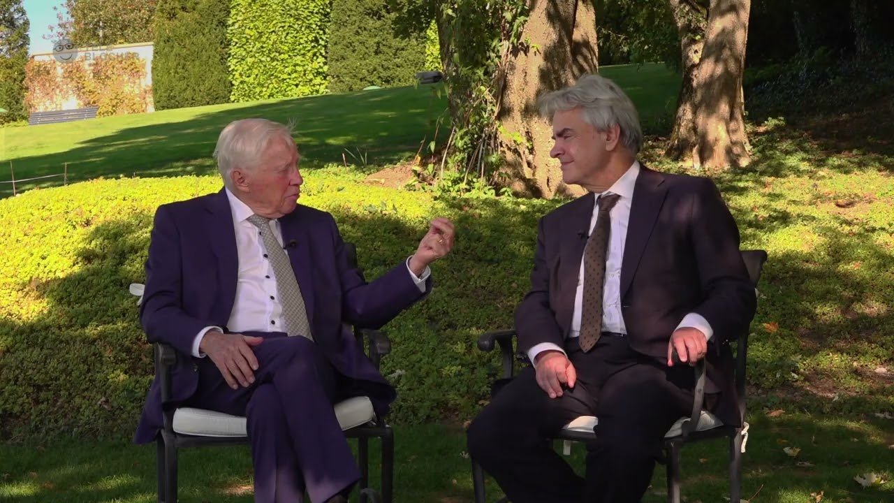 Christoph Blocher im Gespräch mit Matthias Ackeret in seinem Garten am Tag der Niederlage. Bild: Teleblocher