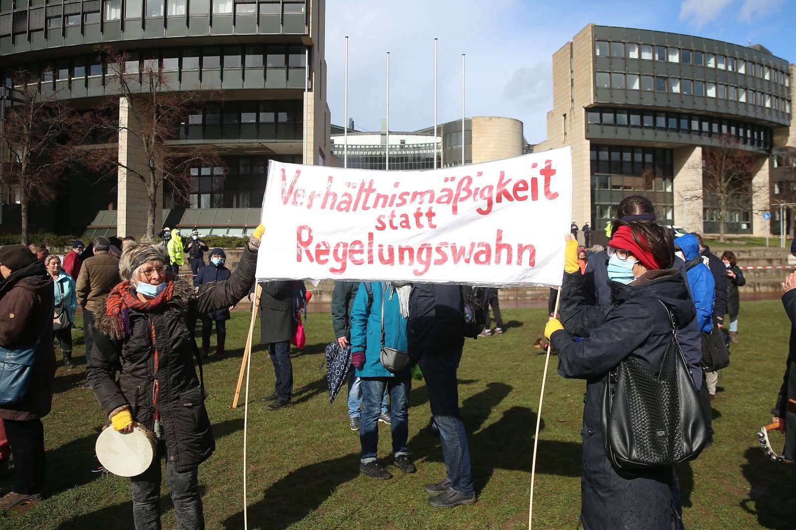 Nicht nur für die Schweiz ein Thema: Auch in Deutschland fordern Demonstranten, dass die Behörden das Verhältnismässigkeitsprinzip einhalten. 
Bild: Keystone SDA
